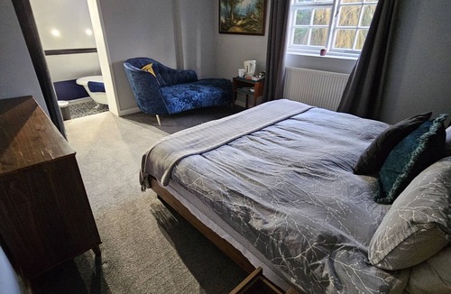 Tring Bed & Breakfast | King size Bed with Roll top bathroom en-suite