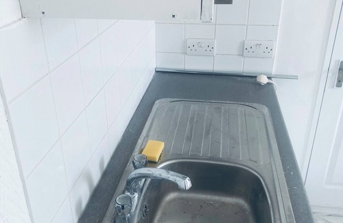 Figge's Marsh Apartment | KingBedStudio-Parking-SouthLondon-TownCentre