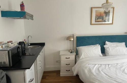 Peterborough House | La Mignonne Aketoise