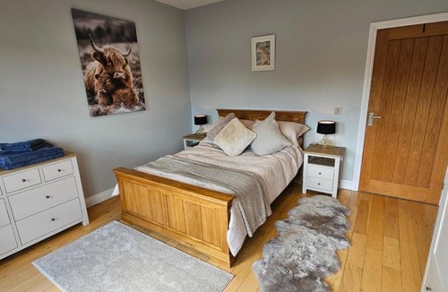 Shepton Mallet House | Lakefront Lodge with Hot Tub - Muscovy Lodge