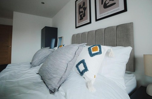 Leeds Apartment | Large 2 bed Leeds Centre - free parking, huge private balcony & darts