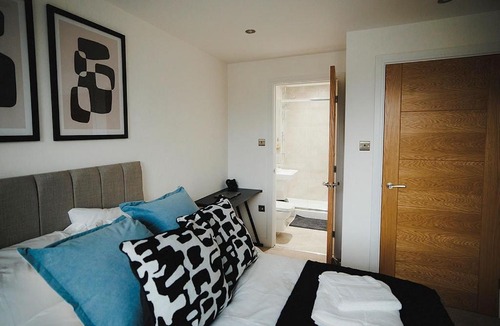 Leeds Apartment | Large 2 bed Leeds Centre - free parking, huge private balcony & darts