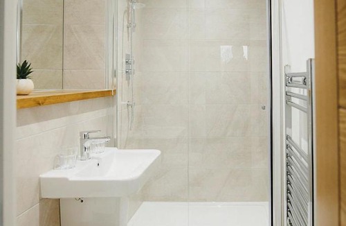Leeds Apartment | Large 2 bed Leeds Centre - free parking, huge private balcony & darts