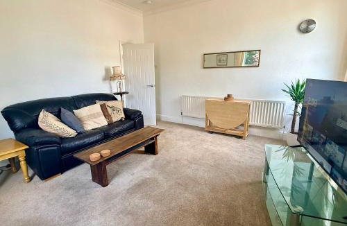 Seisdon House | Large 5-Bed Home with 2 Baths Free Parking