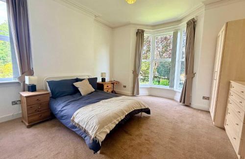 Seisdon House | Large 5-Bed Home with 2 Baths Free Parking