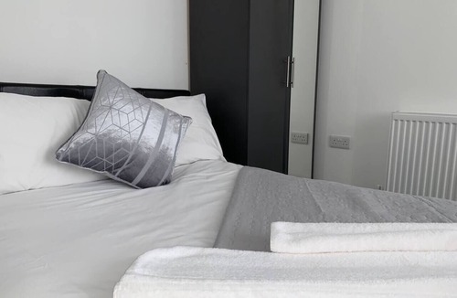 Wolverhampton House | Large 5 Bed House /Wolverhampton + Parking