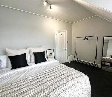 Salford House | Large 5-Bedroom House in Salford-Free Parking-Sleeps 10