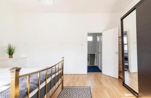 Coldharbour Apartment | Large, Bright and Spacious 3 Bed Flat in London