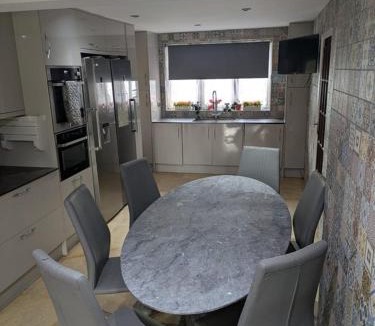 Langley Marish Hotel | Large Central House Near Heathrow Airport & London with Parking