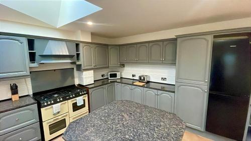 Middlesbrough House | Large Contractor House - 6 Bedrooms - 10 BEDS - Free Private Parking