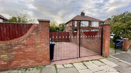 Middlesbrough House | Large Contractor House - 6 Bedrooms - 10 BEDS - Free Private Parking
