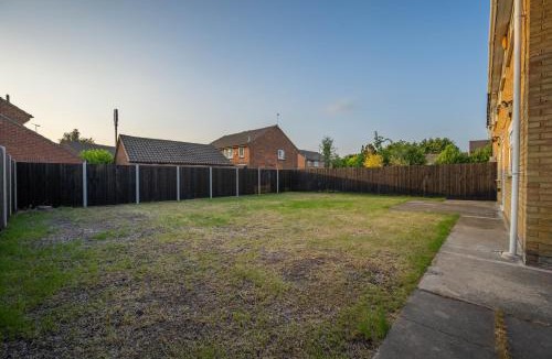 Luton Bed & Breakfast | Large Contractor Stay 6 Bedrooms with Parking