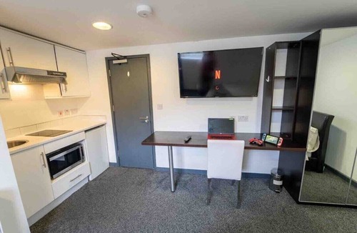 Selly Oak Apartment | Large cosy studio opposite UOB!