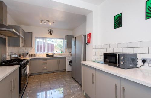 Middlesbrough House | Large House for Groups with Huge Driveway - FREE PARKING