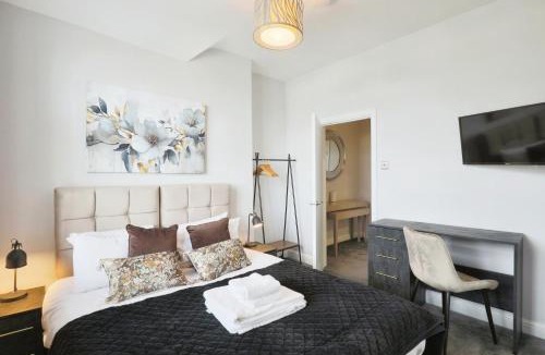 Barnt Green House | Large Luxury Home in Solihull - Sleeps 14 near NEC & BHX