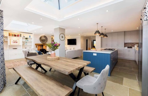 Myddle House | Large & Modern 4 Bed Family Home