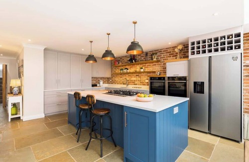 Myddle House | Large & Modern 4 Bed Family Home