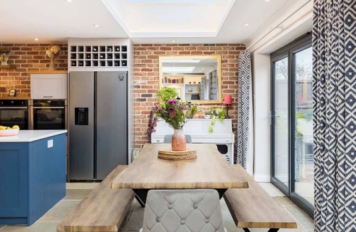 Myddle House | Large & Modern 4 Bed Family Home