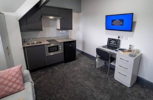 Selly Oak Apartment | Large modern studio walking distance to QE and UOB