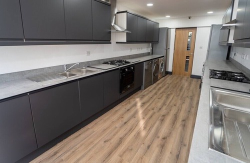 Selly Oak Apartment | Large modern studio walking distance to QE and UOB