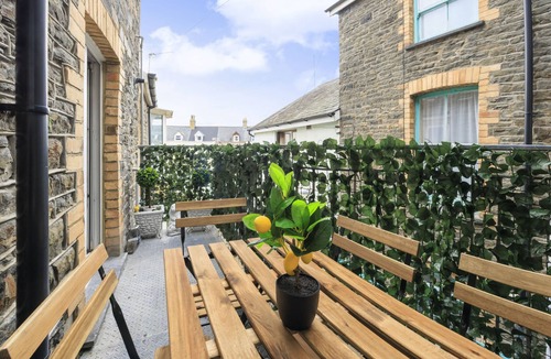Aberystwyth House | Large seafront apartment with balcony, parking and sea views
