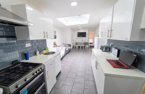 Selly Oak Apartment | Large studio 10 minute train journey to the city!