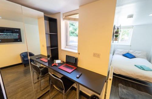 Selly Oak Apartment | Large studio 10 minute train journey to the city!