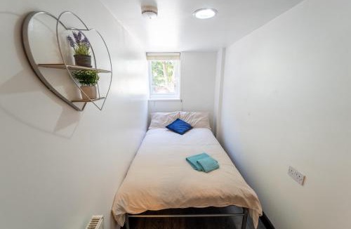 Selly Oak Apartment | Large studio 10 minute train journey to the city!