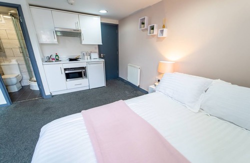 Selly Oak Apartment | Large Studio flat close to City!