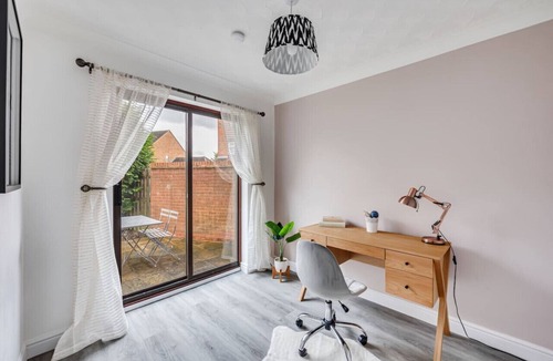 Bletchley House | LastMinDiscount | Detached House | Free Parking