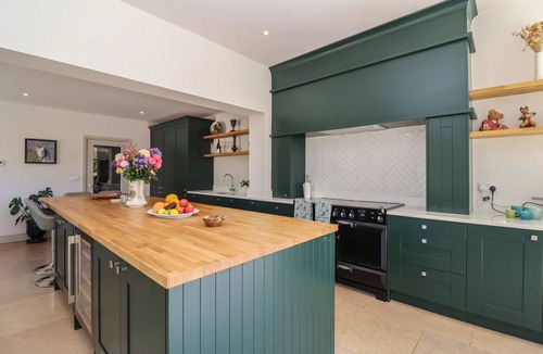 Great Witcombe Cottage | LEAFIELD COTTAGE, pet friendly, with a garden in Brockworth