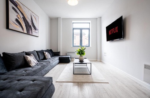 Leeds Apartment | Leeds Dock Riverside Apartment Sleeps 8 and Parking
