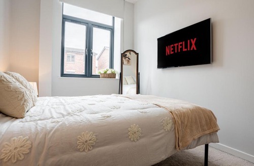 Leeds Apartment | Leeds Dock Riverside Apartment Sleeps 8 and Parking