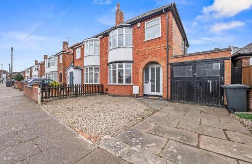 Braunstone House | Leicester Contractor Stay - Free Parking - Sleeps 8