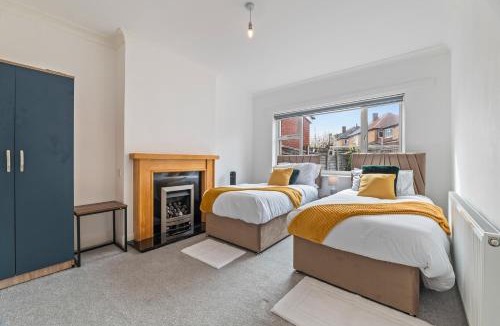 Braunstone House | Leicester Contractor Stay - Free Parking - Sleeps 8