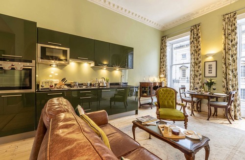 Upper Town Apartment | Light and airy romantic Georgian one bedroom flat for 2