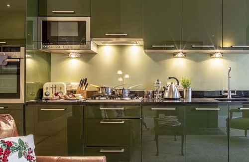 Upper Town Apartment | Light and airy romantic Georgian one bedroom flat for 2