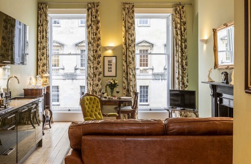 Upper Town Apartment | Light and airy romantic Georgian one bedroom flat for 2