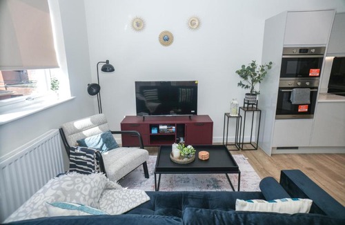 Staines Apartment | Little Haven Thames view Free Parking Closer to Heathrow