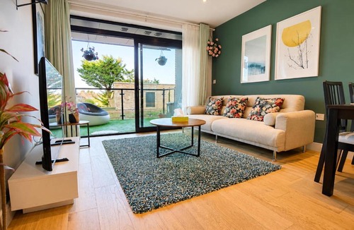 Belmont Apartment | London Modern 2Bed 2Bath Flat with Parking Fast WiFi Sleeps 6