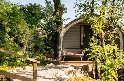 Skipton Cabin | Long Ashes - Tan - a long ashes park that sleeps 2 guests in 1 bedroom