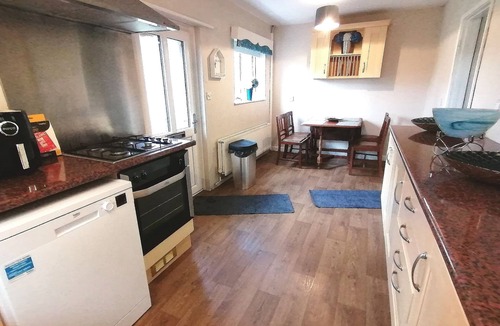 Llanybydder Cottage | Lovely 2-bed Cottage in Pencarreg