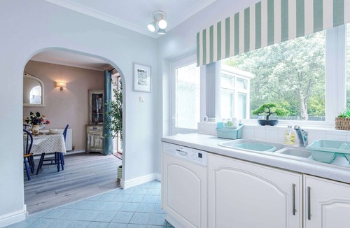 Winterley House | Lovely 2 Bed Home with Free Parking and Garden