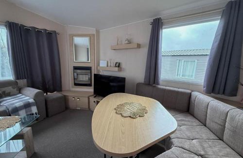 Pakefield House | Lovely 6 Berth Caravan With Wifi At Pakefield, Suffolk 68119Bs