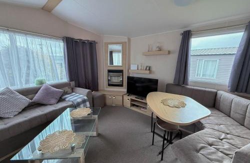 Pakefield House | Lovely 6 Berth Caravan With Wifi At Pakefield, Suffolk 68119Bs