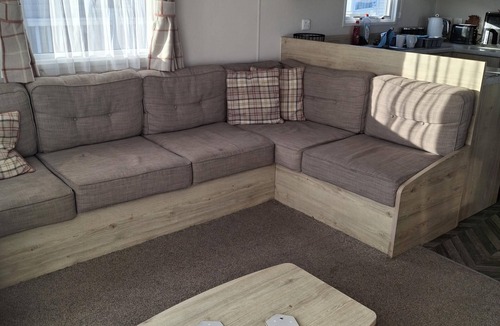 Pakefield House | Lovely caravan by the beach in Pakefield, Suffolk ref 68007CL