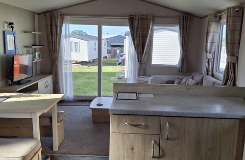 Pakefield House | Lovely caravan by the beach in Pakefield, Suffolk ref 68007CL