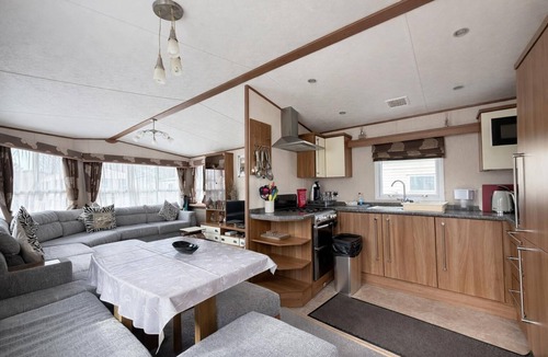 Mappleton House | Lovely caravan for hire with decking at Skipsea Sands in Yorkshire ref 41015WF
