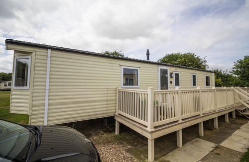 Mappleton House | Lovely caravan for hire with decking at Skipsea Sands Holiday Park ref 41161WF