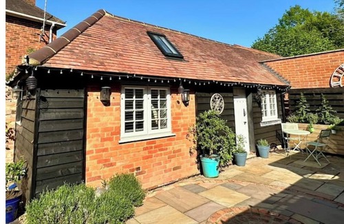 Wokingham Cottage | Lovely Courtyard Studio in Wokingham. Close to all major travel links.